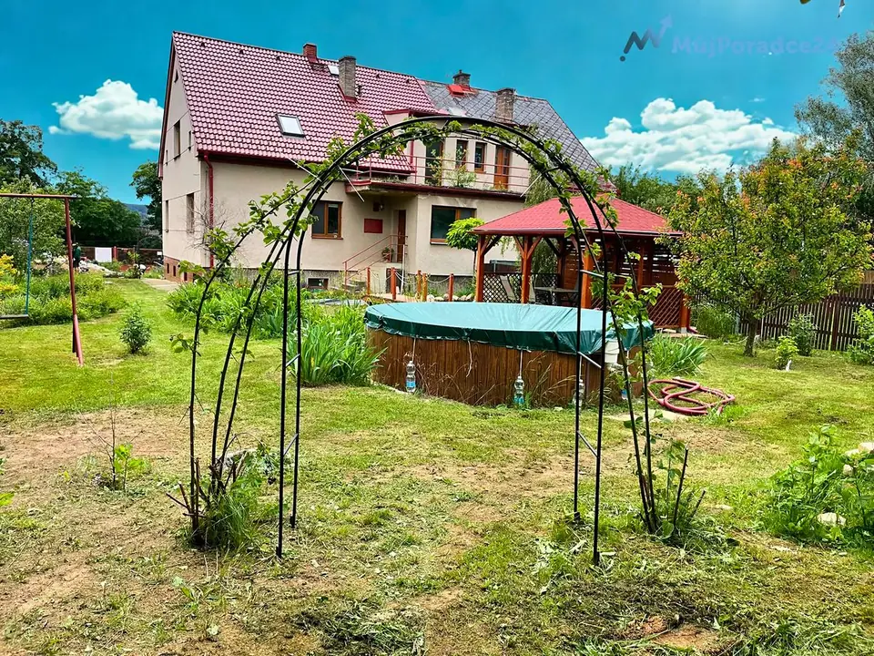 Rodinný dům 250 m², Nádražní, Hostomice